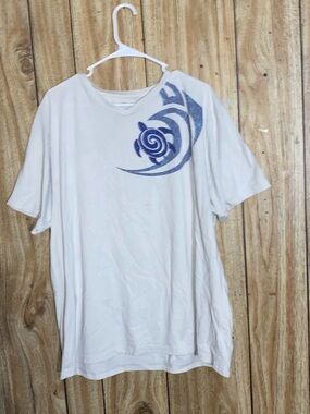 Men's White Graphic Tee with Blue Accent - Casual Short Sleeve Shirt